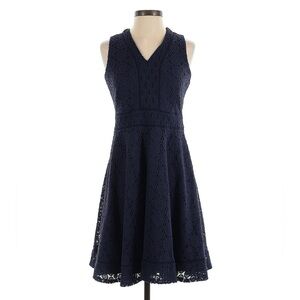 A lovely lace dress lends an effortlessly feminine vibe to your workweek look.